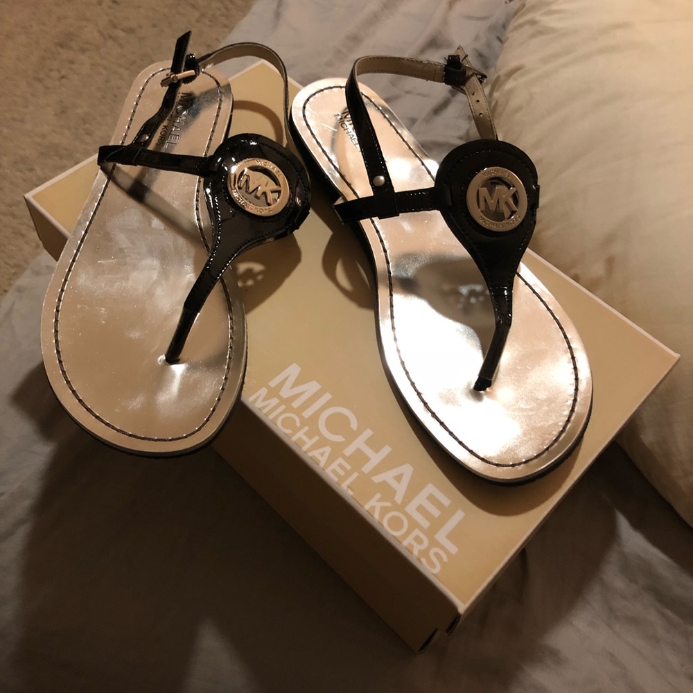 Michael Kors Capri Thong - Picture 2 of 6